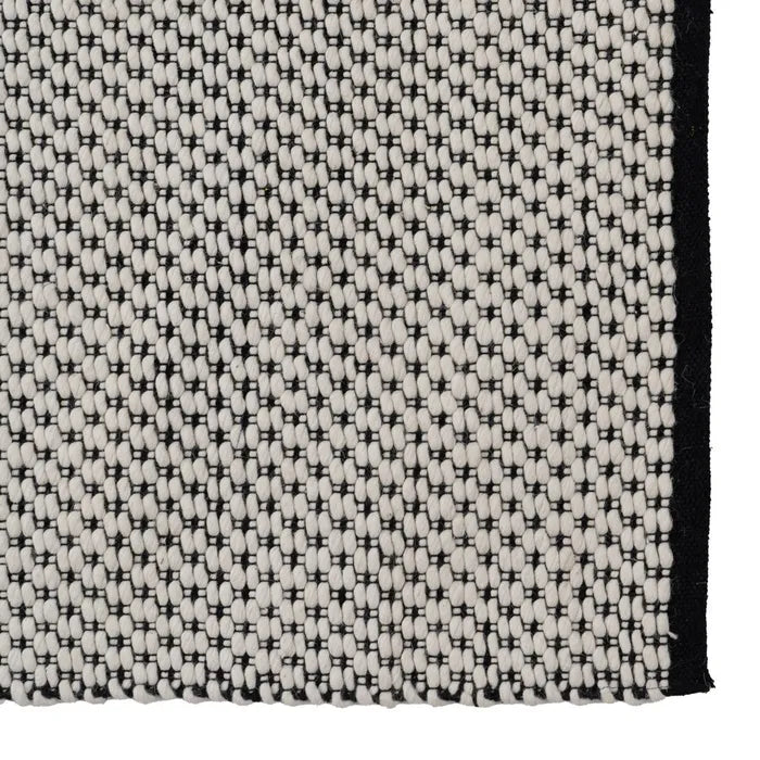 ALFOMBRA BLANCO-NEGRO TEJIDO DECORACIÓN MEDIANA