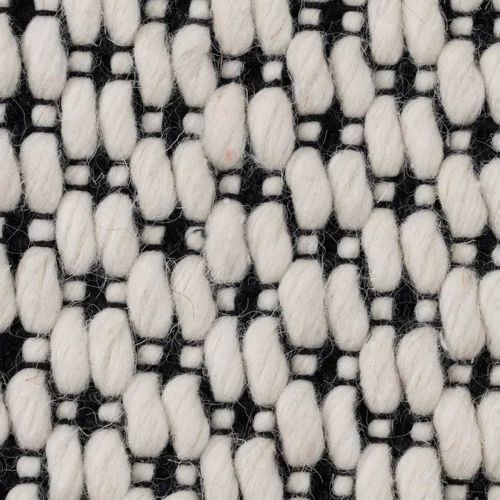 ALFOMBRA BLANCO-NEGRO TEJIDO DECORACIÓN MEDIANA