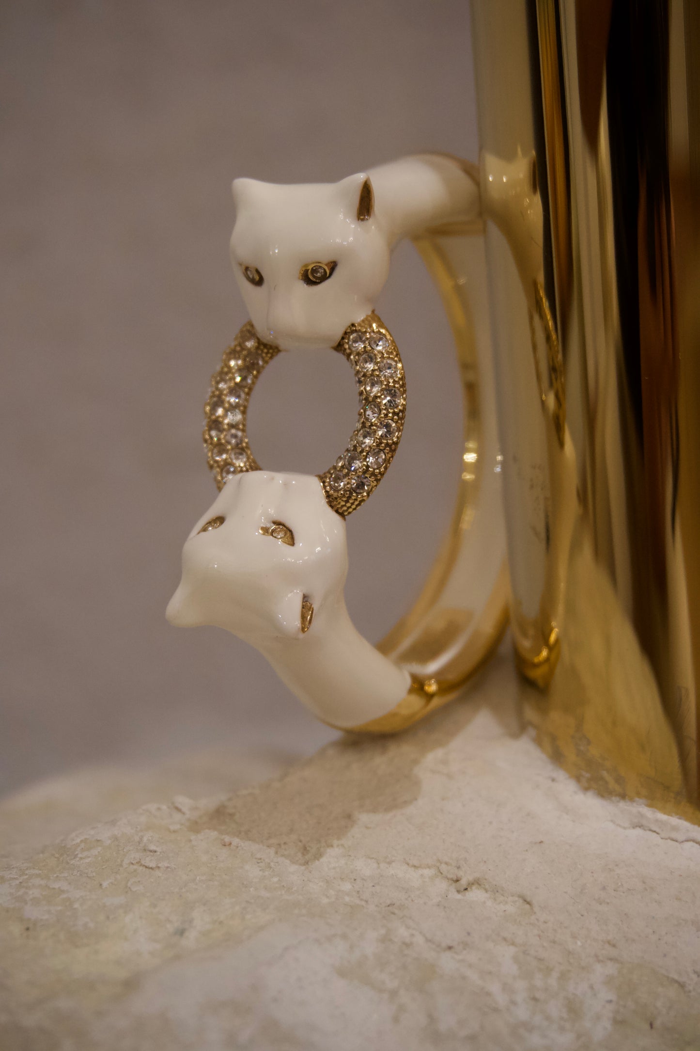 Pulsera Pantera Blanca con Anillo de Cristal
