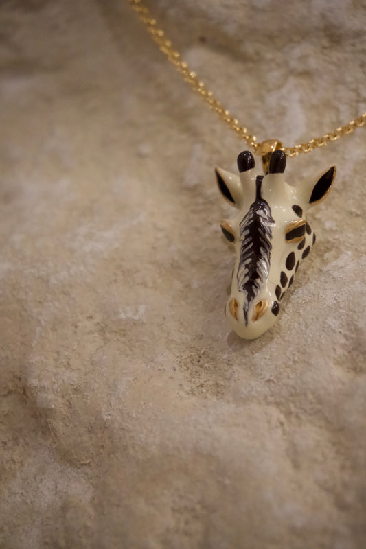 Colgante Jirafa con Manchas Marrones de Esmalte