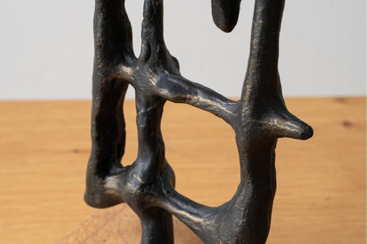 SCULPTURE ABSTRAITE N4. MÉTAL ET MARBRE