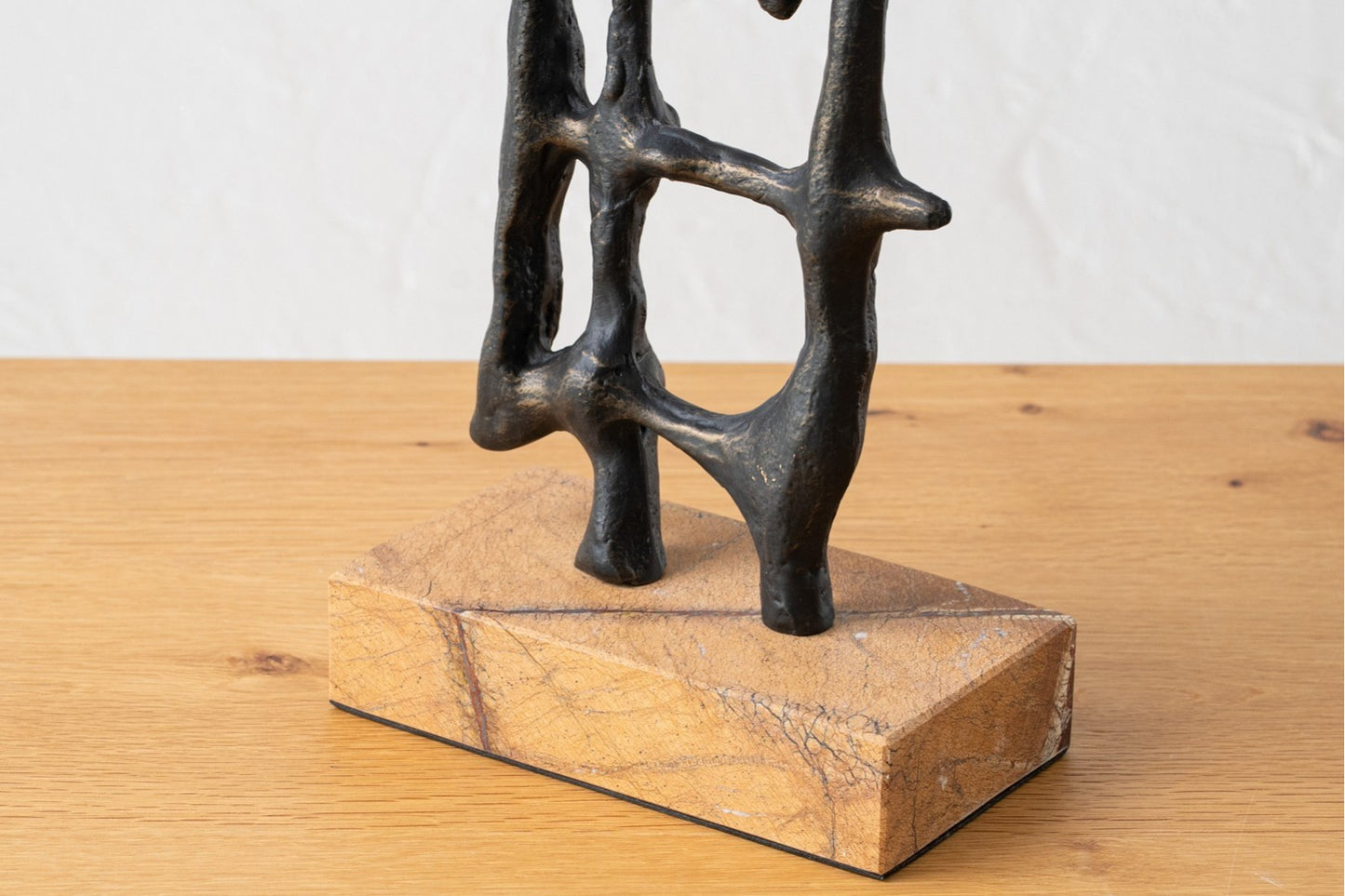 SCULPTURE ABSTRAITE N4. MÉTAL ET MARBRE