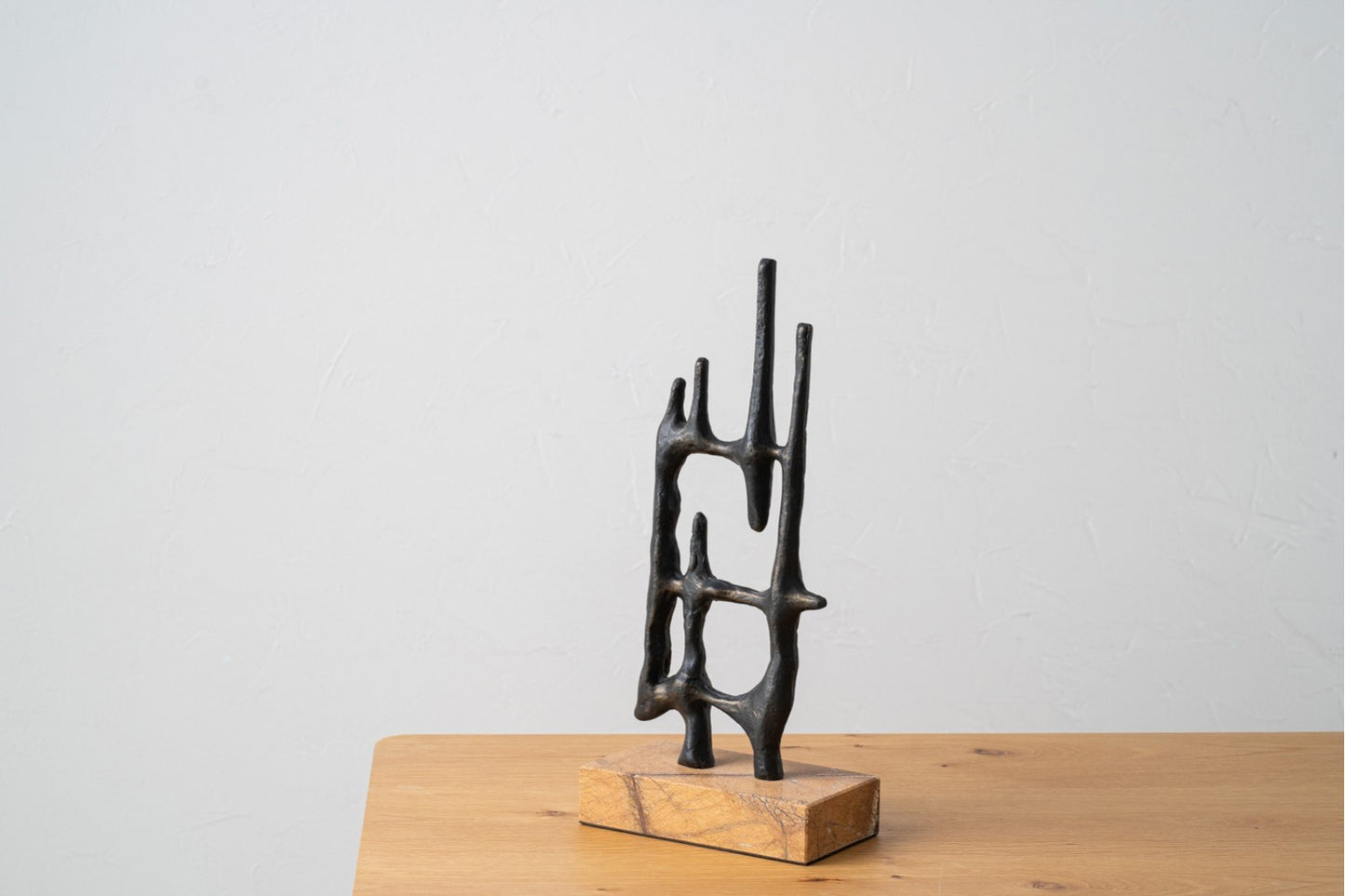 SCULPTURE ABSTRAITE N4. MÉTAL ET MARBRE