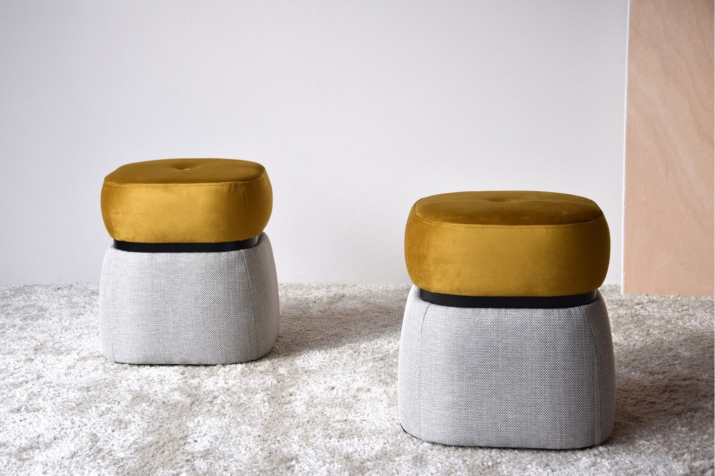 PUF BEIGE Y TERCIOPELO MOSTAZA