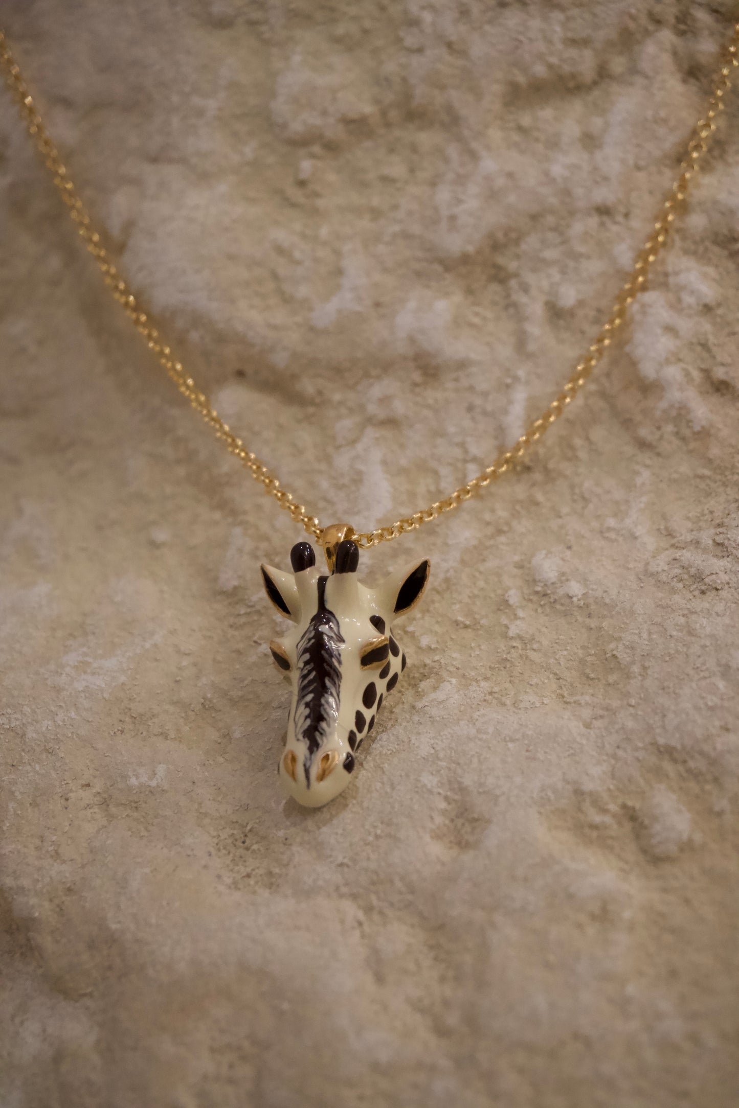 Colgante Jirafa con Manchas Marrones de Esmalte