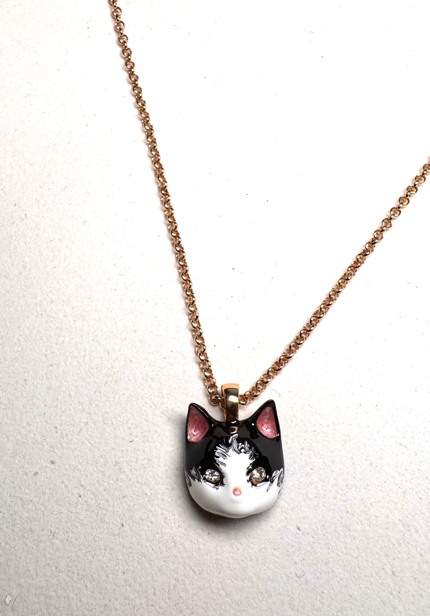 Colgante de gato esmaltado en blanco y negro con ojos de cristal