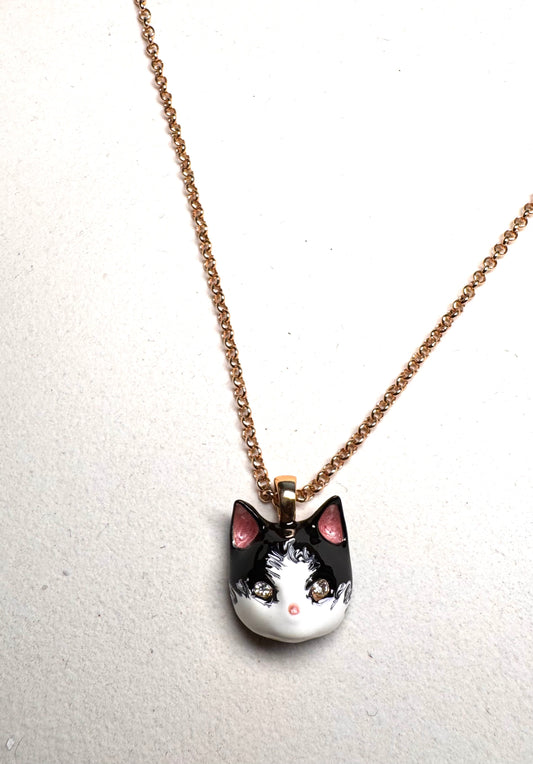 Colgante de gato esmaltado en blanco y negro con ojos de cristal