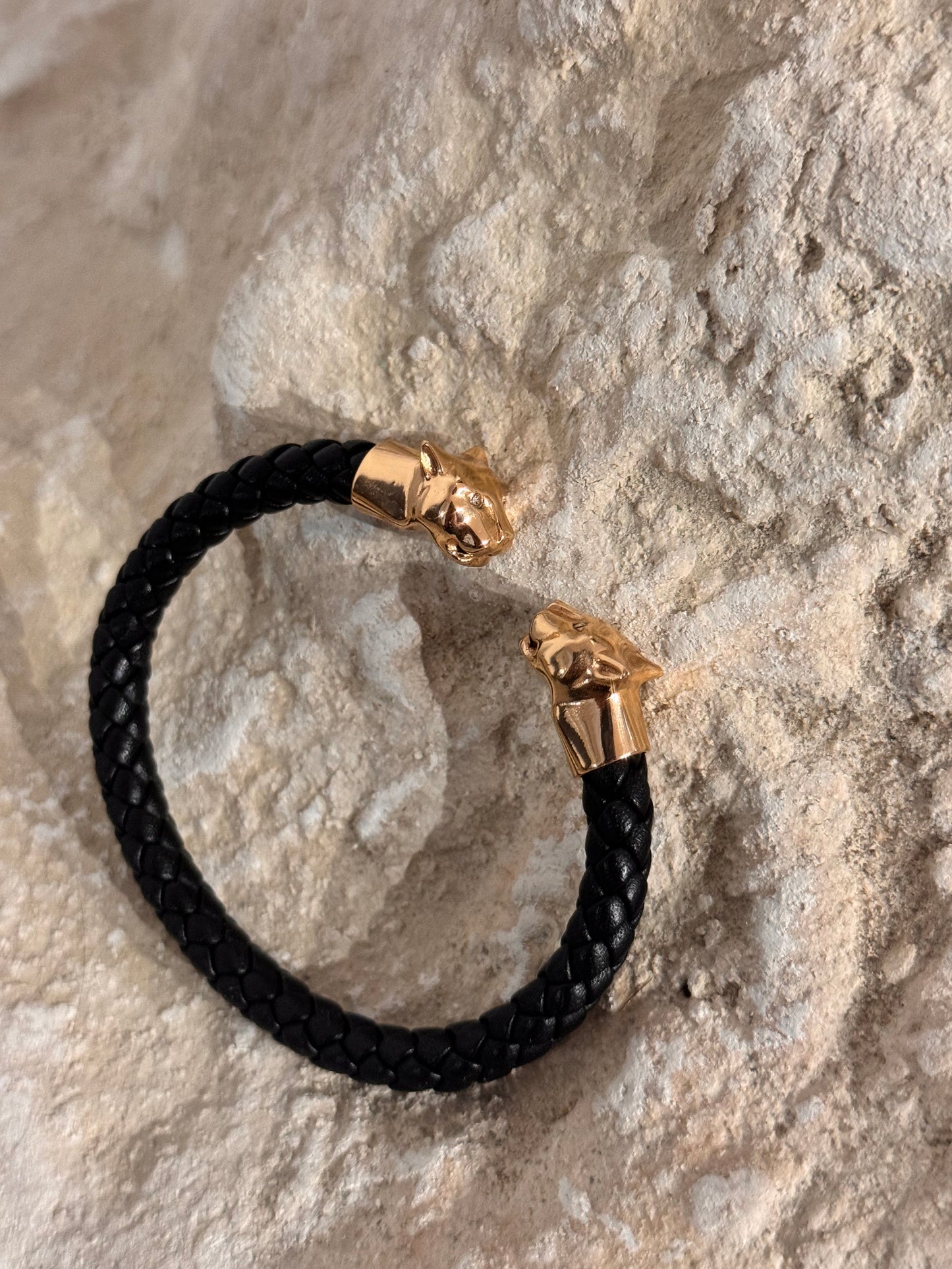 Pulsera de cuero negro con cabezas de jaguar